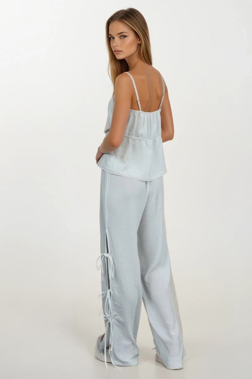 Beyaz Fiyonklu Bluz Ve Beli Lastikli Pantolon Takım