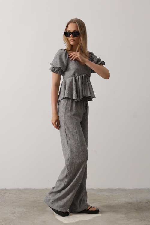 Siyah Fiyonklu Yarım Balon Kollu Eteği Fırfırlı Bluz Ve Pantolon Takım