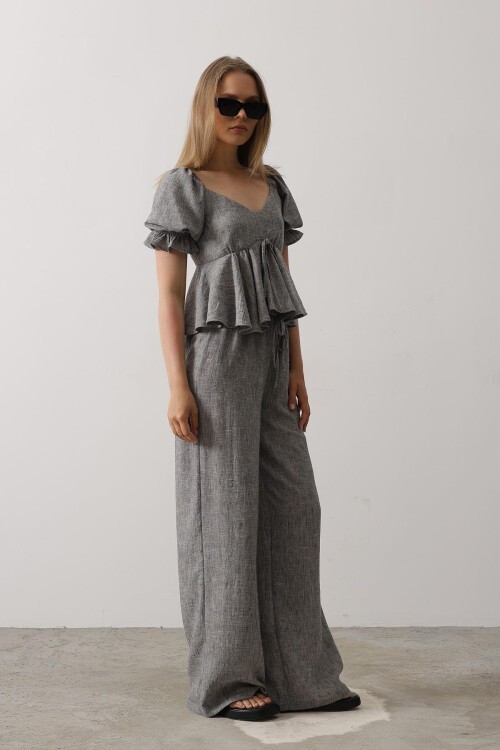 Siyah Fiyonklu Yarım Balon Kollu Eteği Fırfırlı Bluz Ve Pantolon Takım