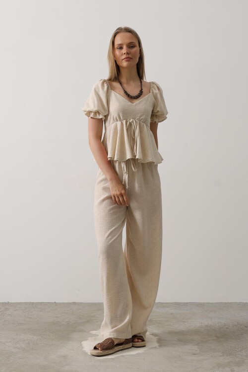 Bej Fiyonklu Yarım Balon Kollu Eteği Fırfırlı Bluz Ve Pantolon Takım