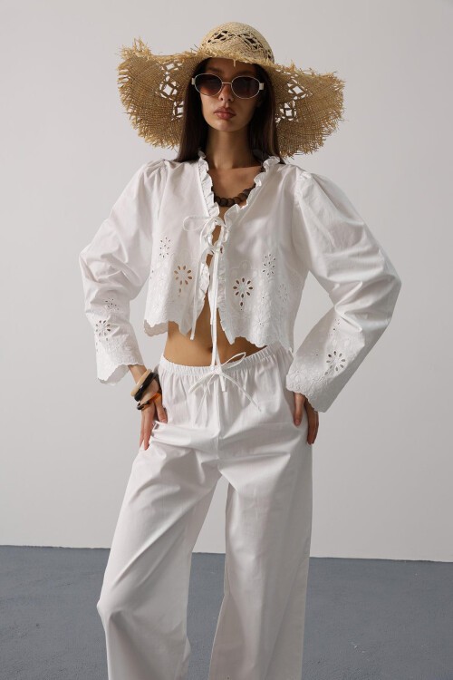 Beyaz Yakası Fırfırlı Bağlama Detaylı Bluz Ve Beli Lastikli Pantolon İşlemeli Takım