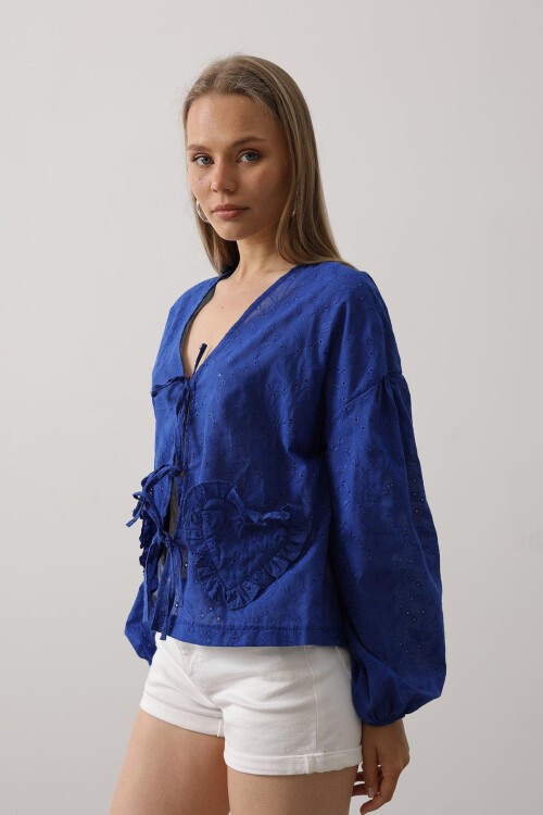 Saks Kalp Detaylı Bağlamalı Brode Bluz