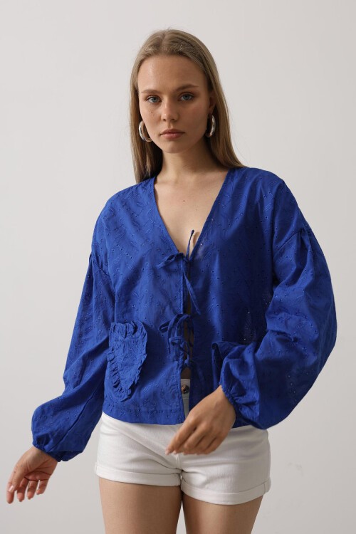 Saks Kalp Detaylı Bağlamalı Brode Bluz