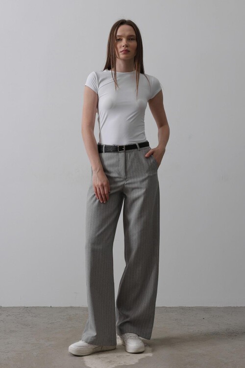 Gri-Beyaz Çift Cepli Kemerli Çizgili Palazzo Pantolon