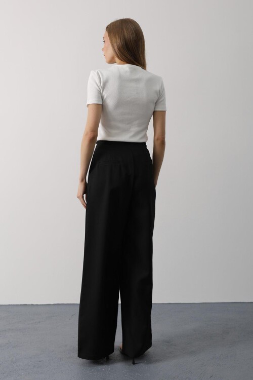 Beyaz Bisiklet Yaka Düğme Aksesuarlı Bluz