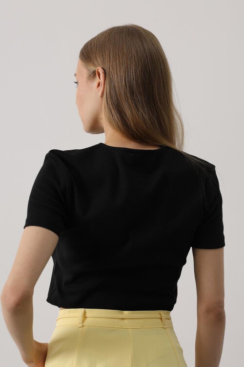 Siyah Bisiklet Yaka Düğme Aksesuarlı Bluz