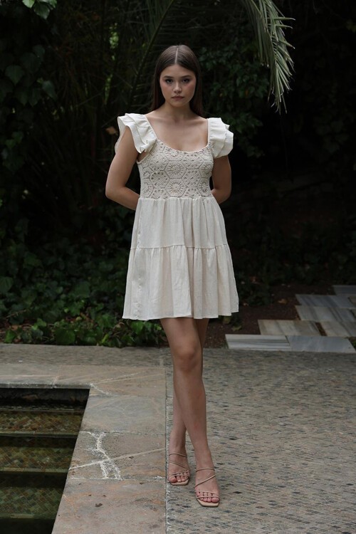 Ekru Dantel İşlemeli Kolları Fırfırlı Mini Boy Elbise