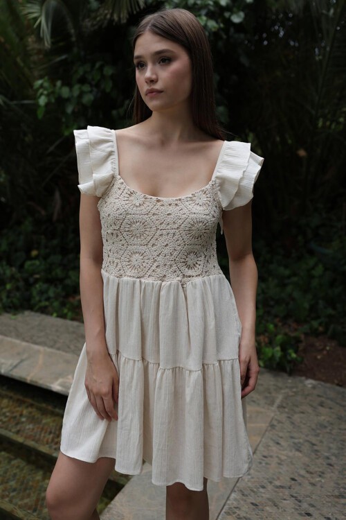 Ekru Dantel İşlemeli Kolları Fırfırlı Mini Boy Elbise