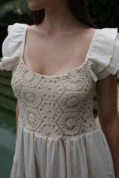 Ekru Dantel İşlemeli Kolları Fırfırlı Mini Boy Elbise