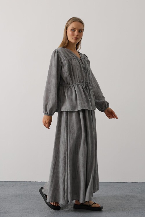 Gri Bağlama Detaylı Bluz Ve Beli Lastikli Maxi Boy Etek Takım