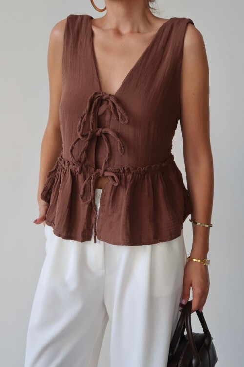 Kahverengi V Yaka Önü Bağcıklı Keten Bluz