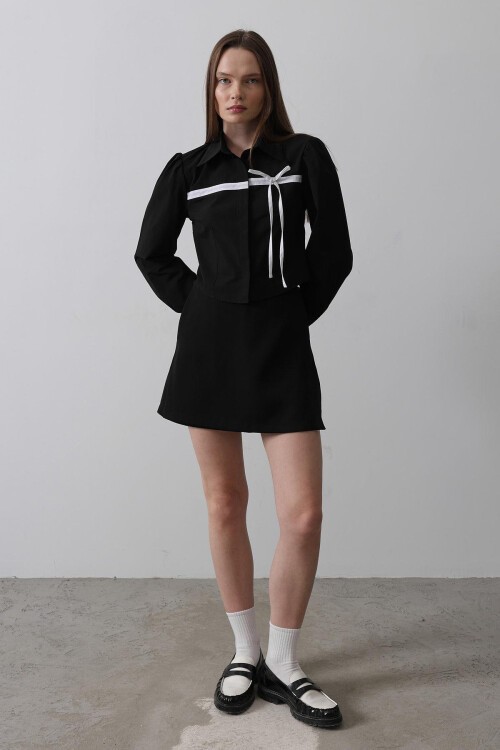 Siyah Önü Kontrast Fiyonklu Gömlek