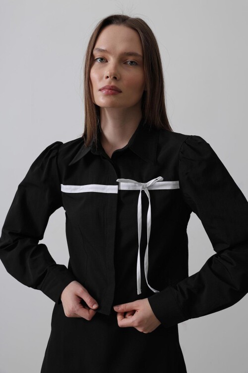 Siyah Önü Kontrast Fiyonklu Gömlek