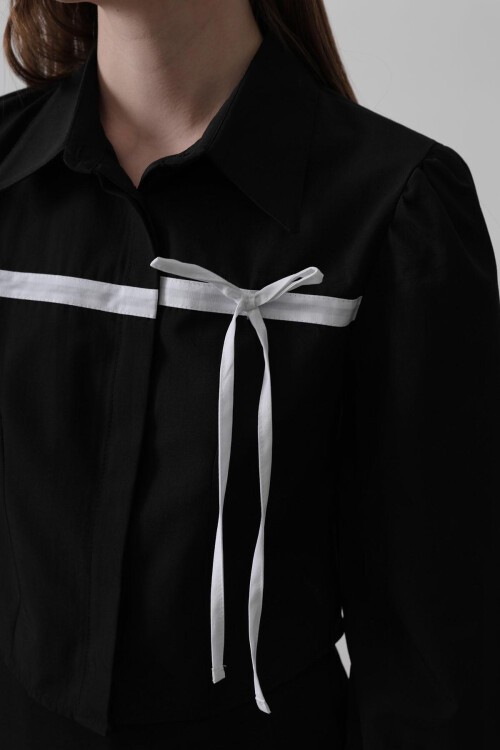 Siyah Önü Kontrast Fiyonklu Gömlek