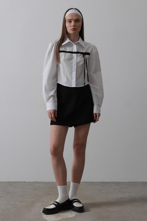 Beyaz Önü Kontrast Fiyonklu Gömlek