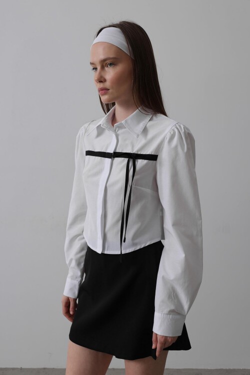 Beyaz Önü Kontrast Fiyonklu Gömlek