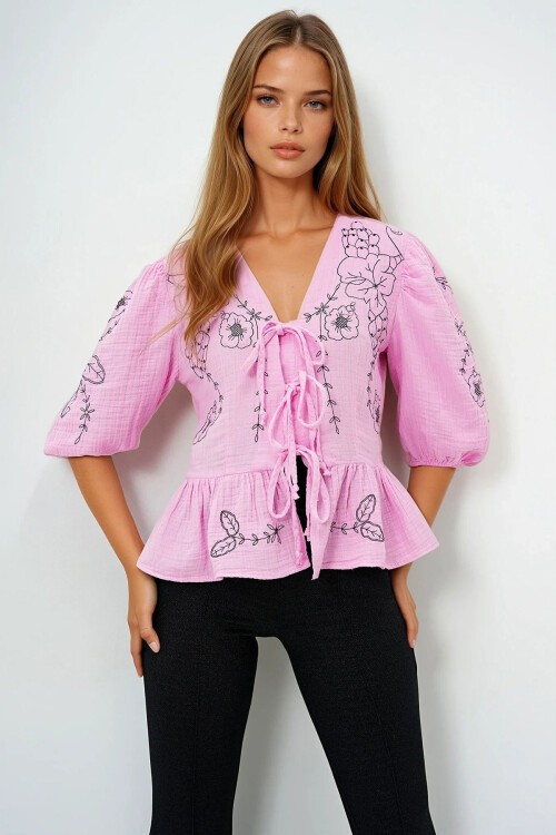 Pembe V Yaka Bağlama Ve Nakış Detaylı Eteği Volanlı Müslin Keten Bluz
