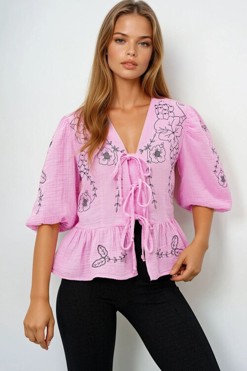 Pembe V Yaka Bağlama Ve Nakış Detaylı Eteği Volanlı Müslin Keten Bluz