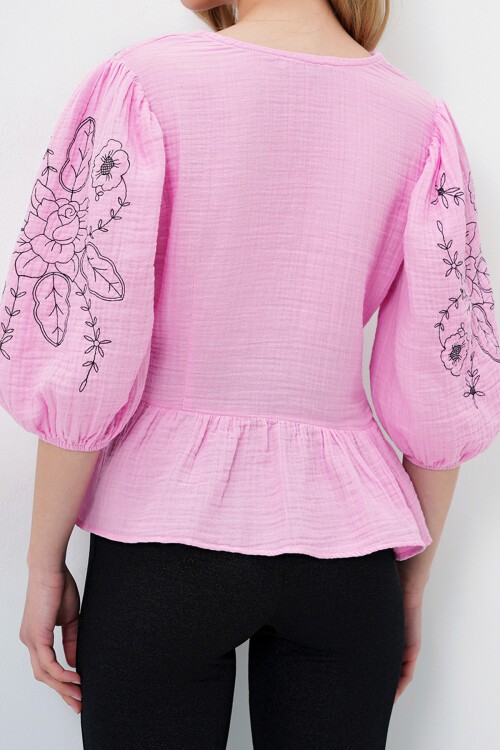 Pembe V Yaka Bağlama Ve Nakış Detaylı Eteği Volanlı Müslin Keten Bluz