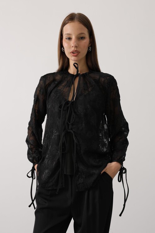 Siyah Kendinden Desenli Bağlama Detaylı Şifon Bluz