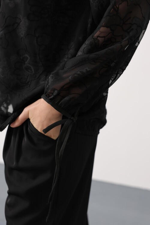 Siyah Kendinden Desenli Bağlama Detaylı Şifon Bluz