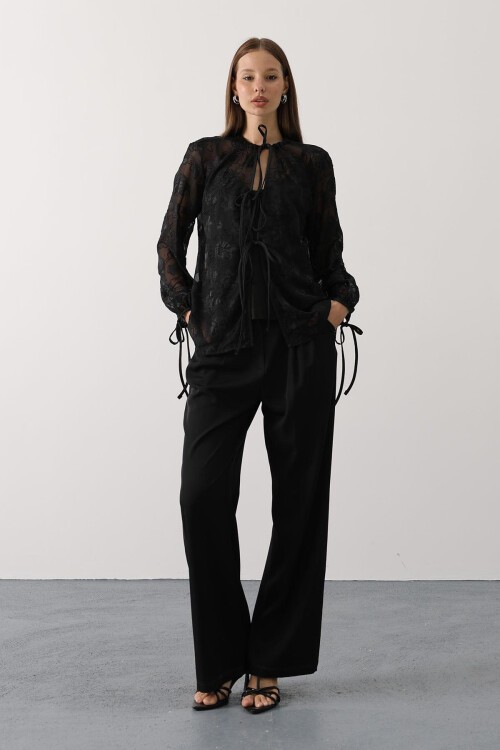 Siyah Kendinden Desenli Bağlama Detaylı Şifon Bluz