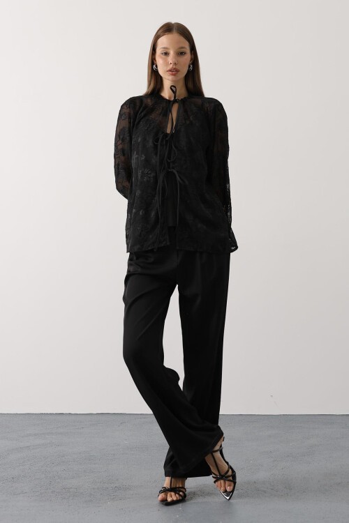 Siyah Kendinden Desenli Bağlama Detaylı Şifon Bluz