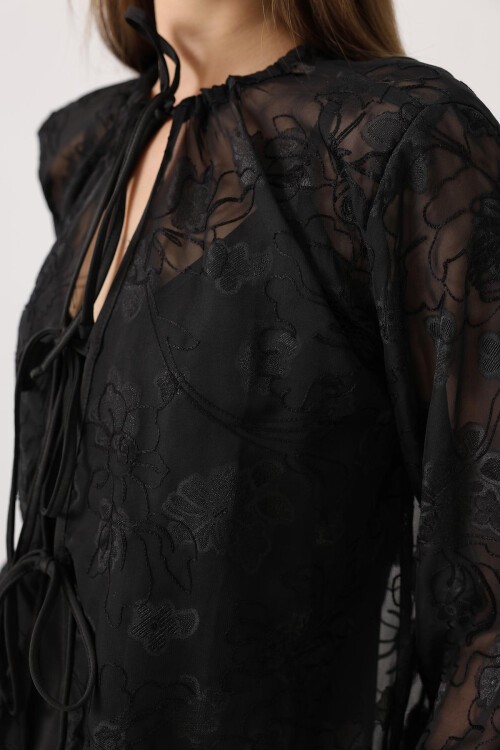 Siyah Kendinden Desenli Bağlama Detaylı Şifon Bluz