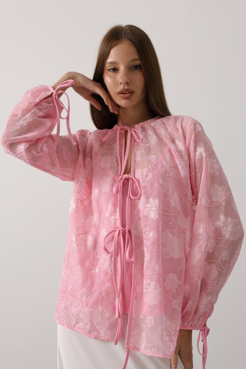 Pembe Kendinden Desenli Bağlama Detaylı Şifon Bluz