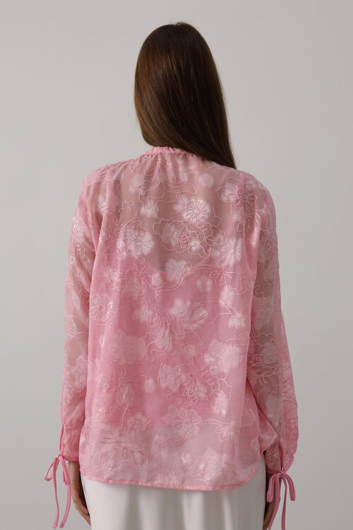 Pembe Kendinden Desenli Bağlama Detaylı Şifon Bluz