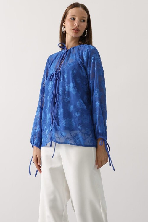 Saks Kendinden Desenli Bağlama Detaylı Şifon Bluz