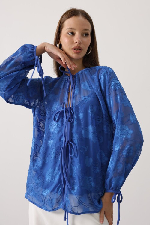 Saks Kendinden Desenli Bağlama Detaylı Şifon Bluz