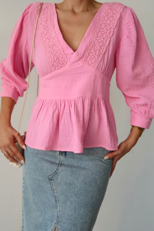 Pembe V Yaka Dantel Detaylı Keten Bluz