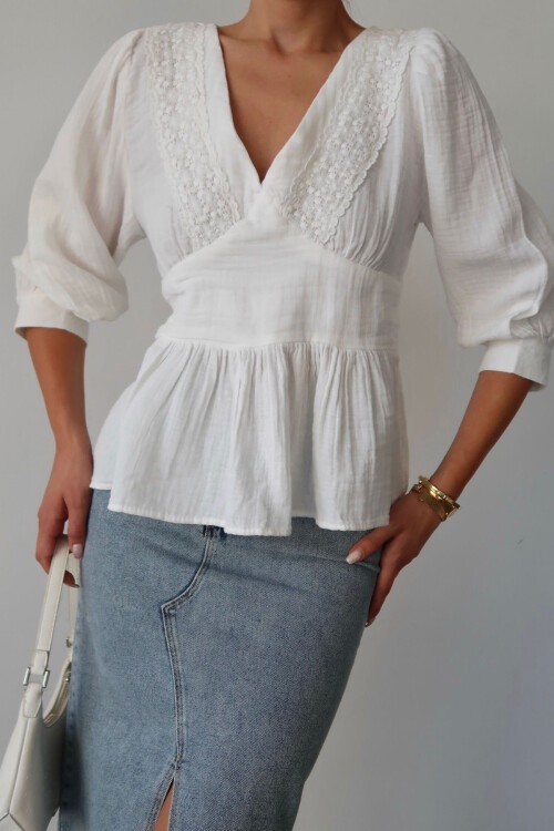 Beyaz V Yaka Dantel Detaylı Keten Bluz