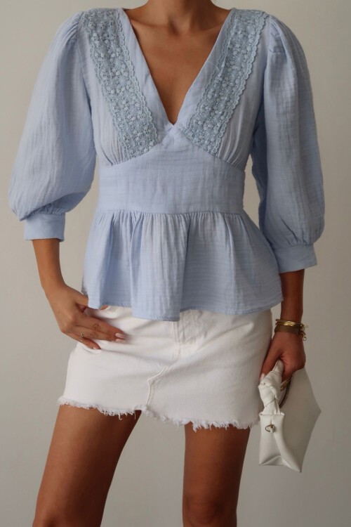 Mavi V Yaka Dantel Detaylı Keten Bluz