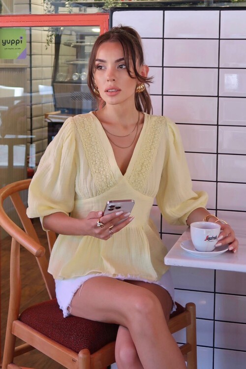 Sarı V Yaka Dantel Detaylı Keten Bluz