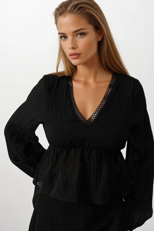 Siyah V Yaka Dantelli Eteği Fırfırlı Bluz