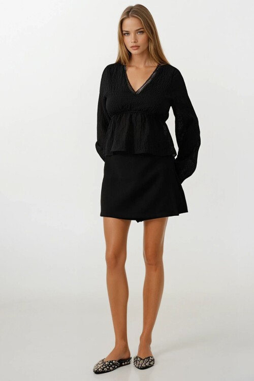 Siyah V Yaka Dantelli Eteği Fırfırlı Bluz