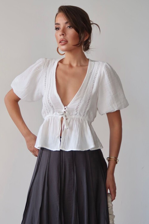 Beyaz V Yaka Yarım Kol Önden Bağlamalı Bluz