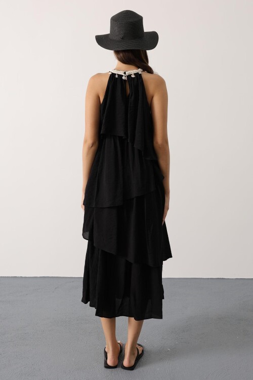 Siyah Yaka Süslemeli Kat Kat Akışkan Kesim Midi Boy Elbise