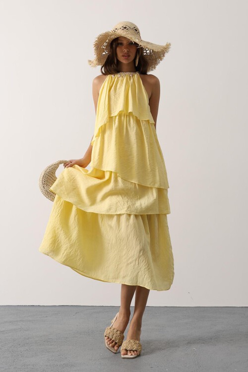 Sarı Yaka Süslemeli Kat Kat Akışkan Kesim Midi Boy Elbise