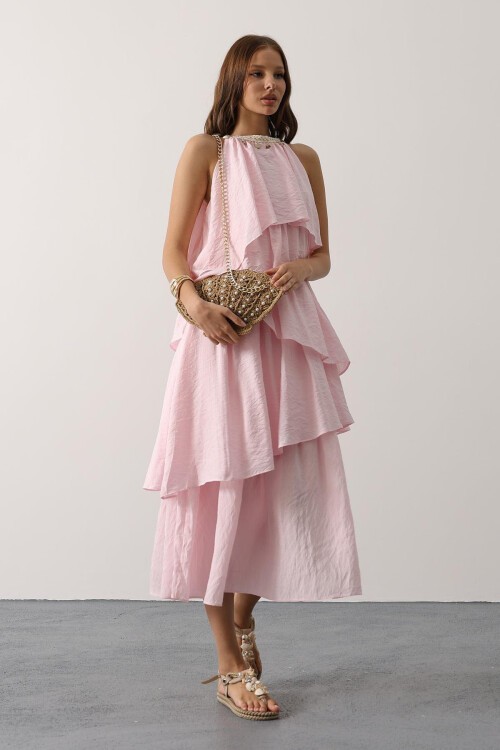 Pembe Yaka Süslemeli Kat Kat Akışkan Kesim Midi Boy Elbise