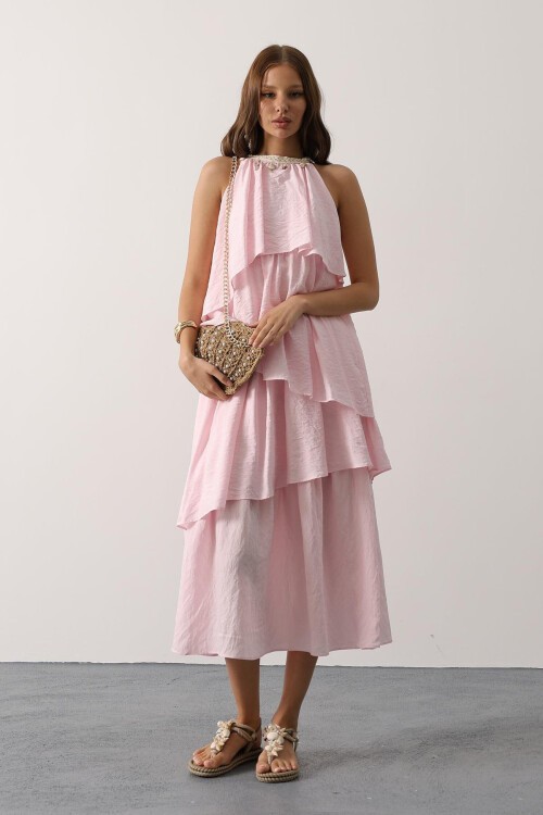 Pembe Yaka Süslemeli Kat Kat Akışkan Kesim Midi Boy Elbise