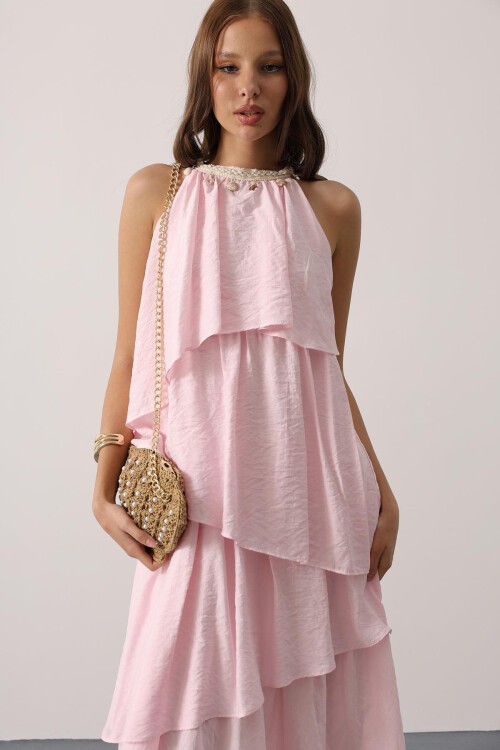 Pembe Yaka Süslemeli Kat Kat Akışkan Kesim Midi Boy Elbise