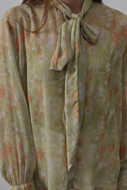 Fıstık Yeşili Yakası Fularlı Kalın Manşetli Şifon Gömlek