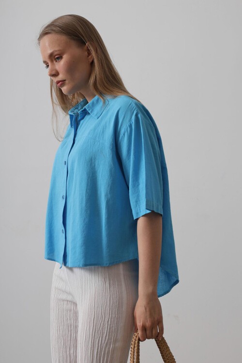 Turkuaz Önü Kısa Arkası Uzun Yarım Kol Gömlek