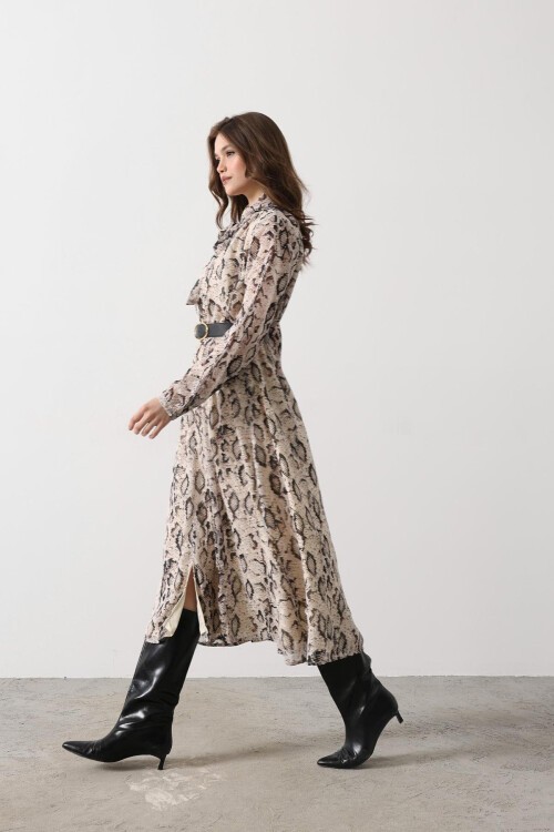 Krem-Siyah Yakası Bağlamalı Kemerli Yırtmaç Detaylı Desenli Elbise