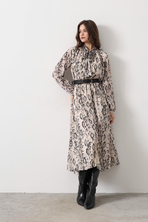 Krem-Siyah Yakası Bağlamalı Kemerli Yırtmaç Detaylı Desenli Elbise