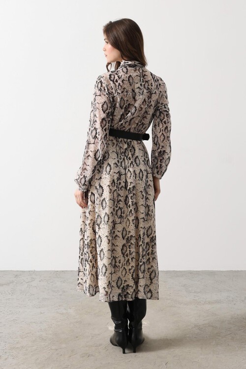 Krem-Siyah Yakası Bağlamalı Kemerli Yırtmaç Detaylı Desenli Elbise