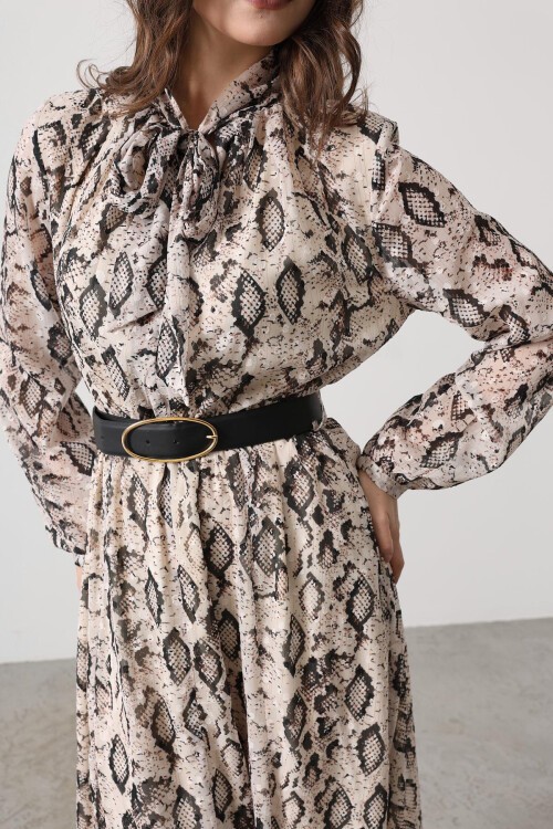 Krem-Siyah Yakası Bağlamalı Kemerli Yırtmaç Detaylı Desenli Elbise